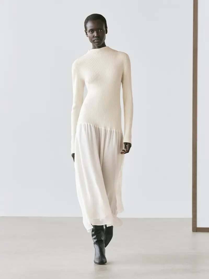 Massimo Dutti Vestito lungo in maglia ecru con gonna plissettata