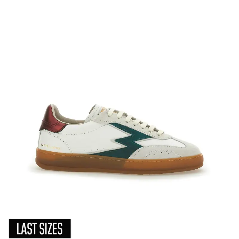 Club bianca con dettagli rossi e petrolio