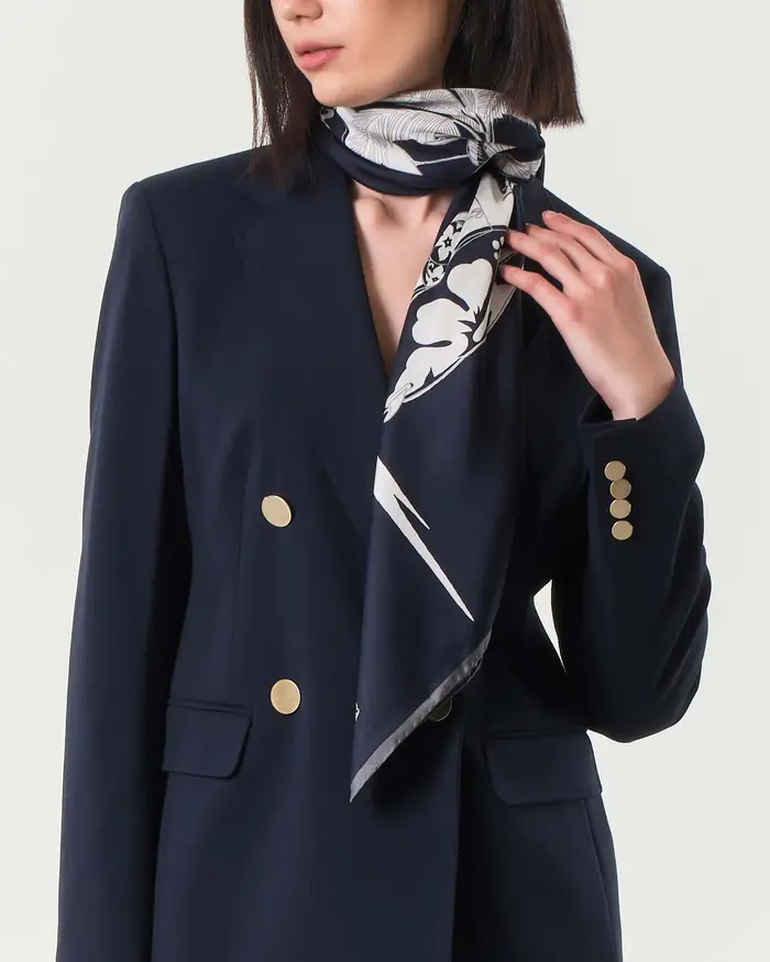 Foulard blu e bianco in twill di pura seta stampata a fantasia hawaiana