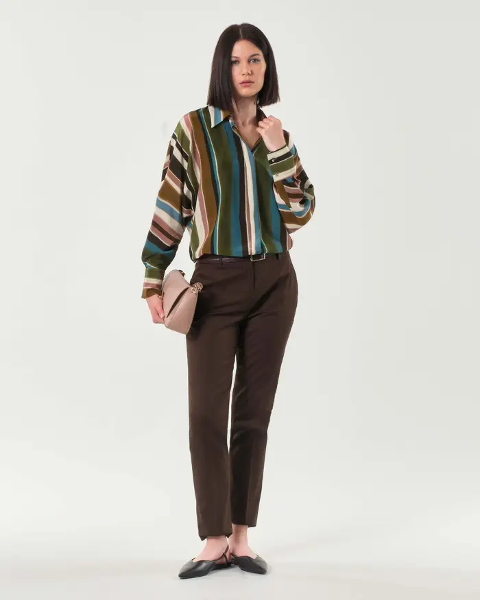 Pantaloni color testa di moro dalla linea aderente dritta in gabardina di cotone stretch