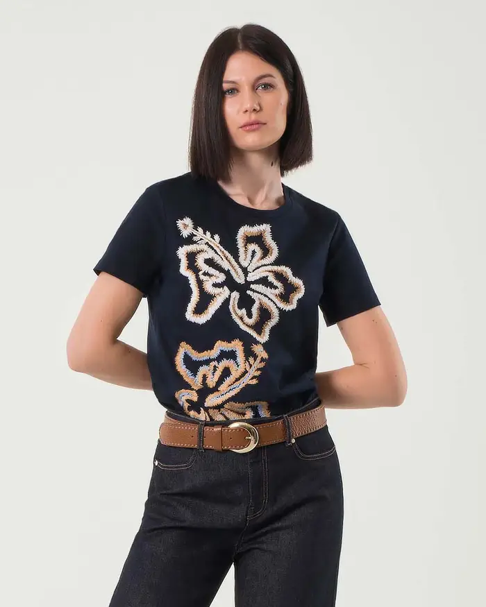 T-shirt blu dalla linea morbida in jersey di cotone con maxi fiori ricamati a contrasto di colore
