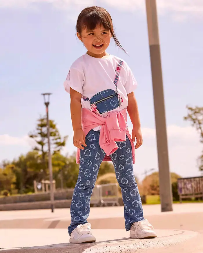 Mayoral Completo t-shirt bianca con stampa tracolla e leggins flare blu con cuori