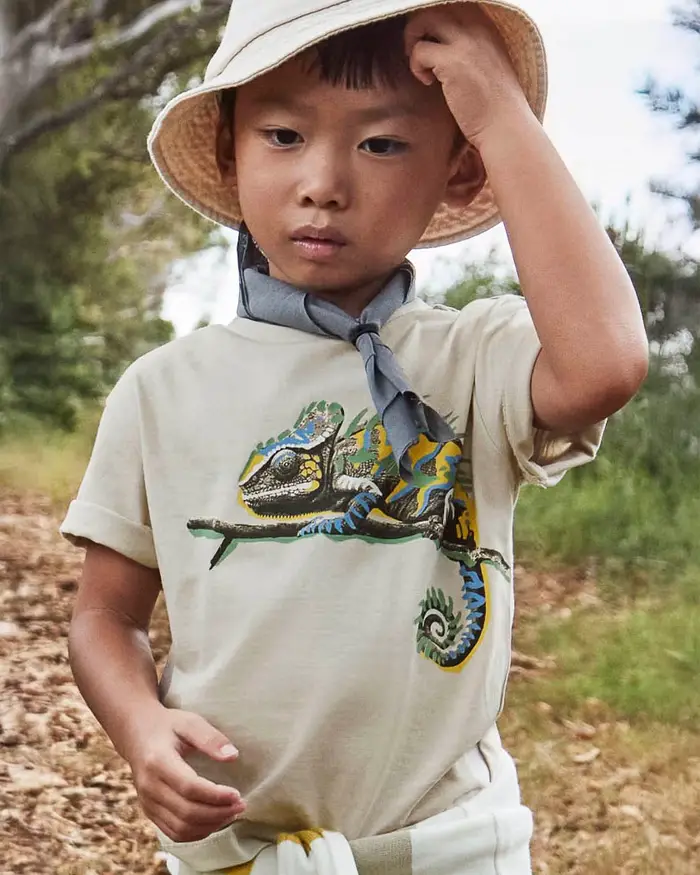 T-shirt color sabbia in puro cotone con stampa camaleonte