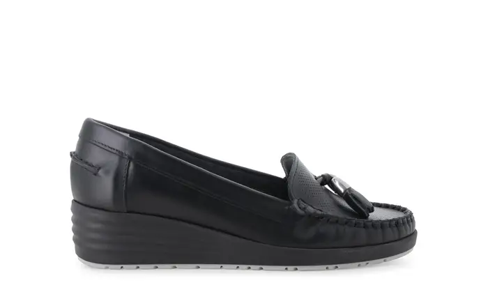 Mocassino con zeppa comodo in pelle nero 01027q