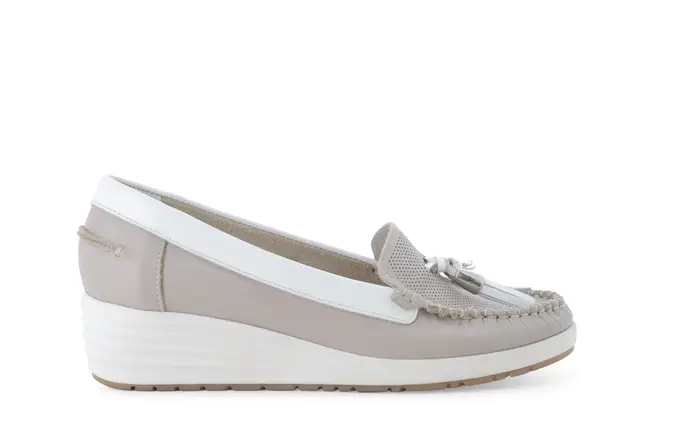 Mocassino con zeppa comodo in pelle platino 01027q