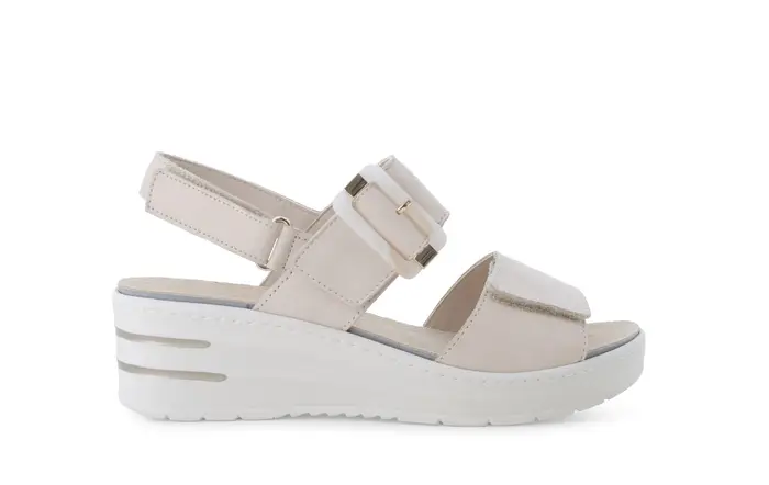 Sandalo in camoscio beige kiss con zeppa e maxi fibbia 019227q