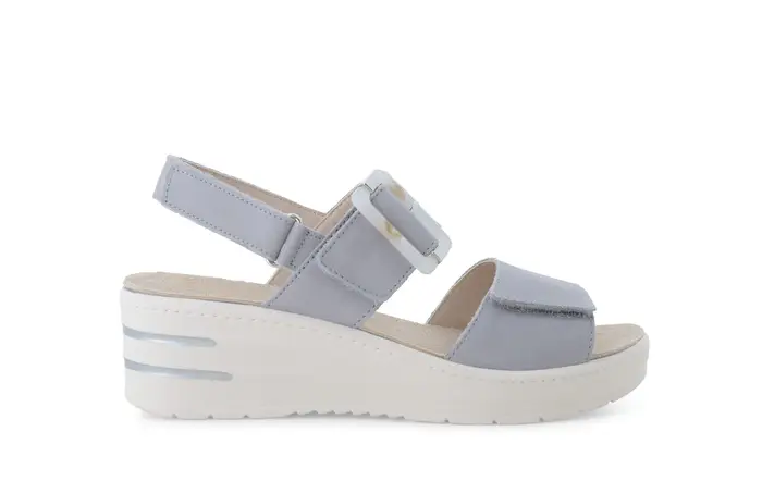 Sandalo in camoscio grigio perla con zeppa e maxi fibbia 019227q