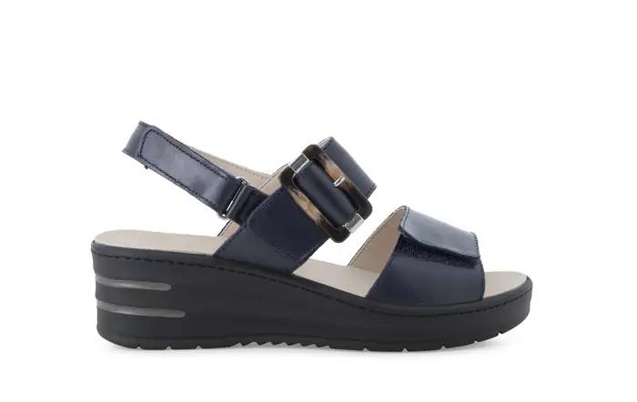 Sandalo in pelle blu navy con zeppa e maxi fibbia 019227q