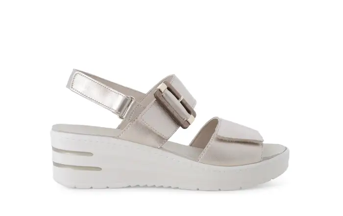 Sandalo in pelle platino con zeppa e maxi fibbia 019227q