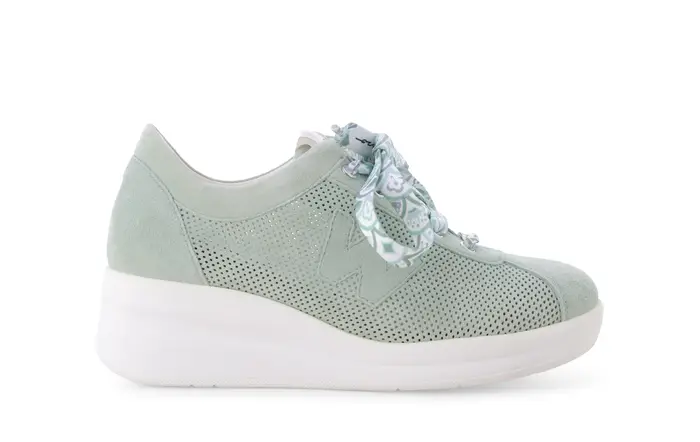 Sneakers walk in camoscio verde chiaro traforata con lacci fantasia r20245q