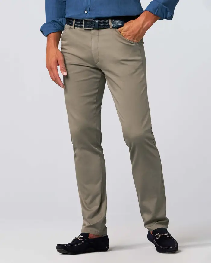 Pantalone chino Tokyo color fango in tessuto armaturato di cotone stretch drop 6