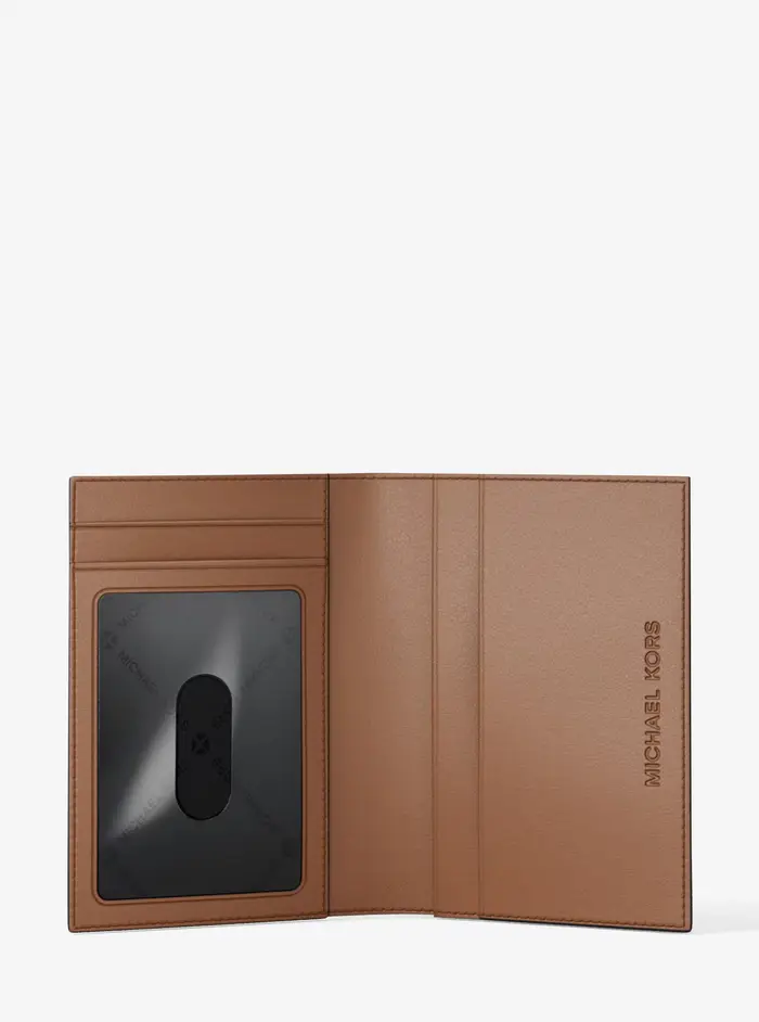 Michael Kors Mens MK Porta carte di credito a libro Hudson con stampa logo - Marrone - Michael Kors