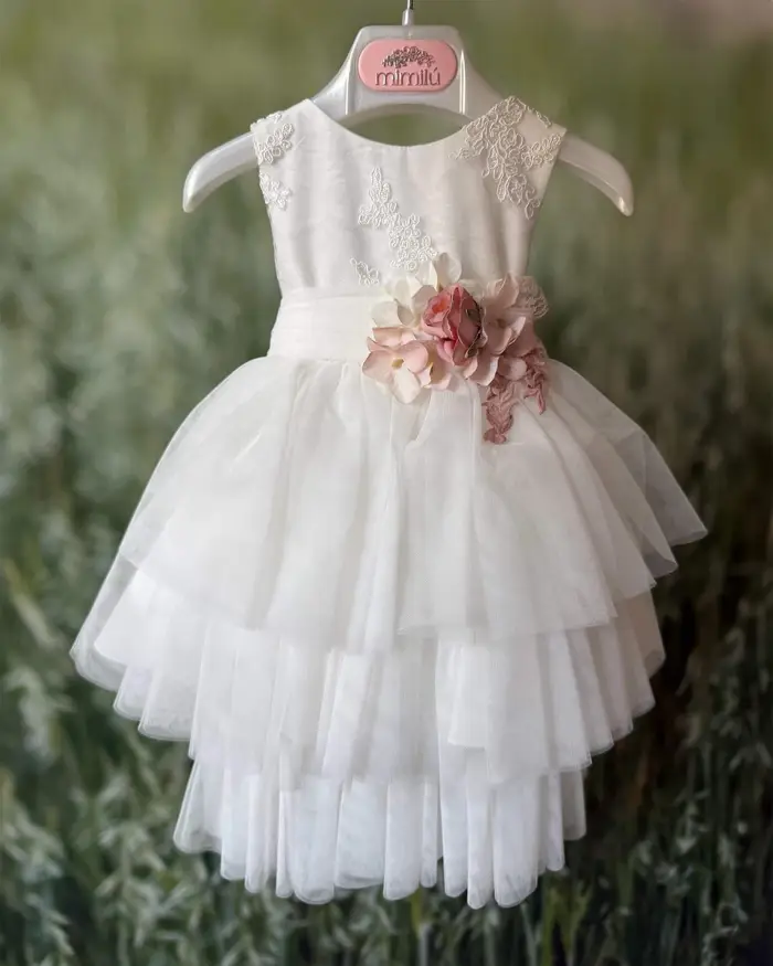 Abito avorio Mimilù con gonna a coda in tulle e fascia a fiocco rosa