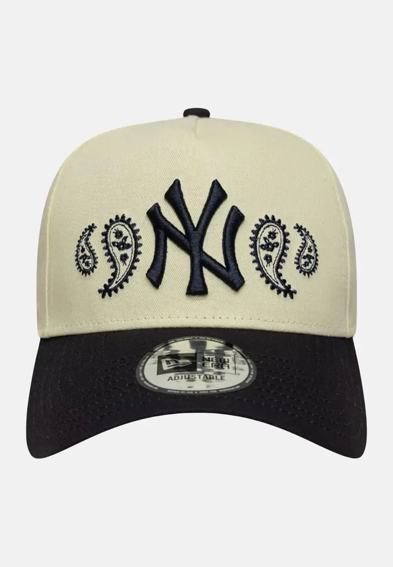 new era Cappello con visiera 9FORTY E-Frame New York Yankees MLB Paisley panna e nero per uomo e donna