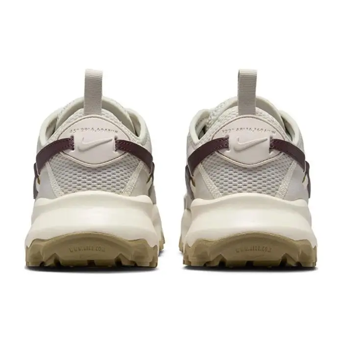 Nike TC 7900 Light Bone Burgundy Crush Scarpe da Ginnastica da Donna Crema Avorio Pallido Neutro-Oliva DD9682-003