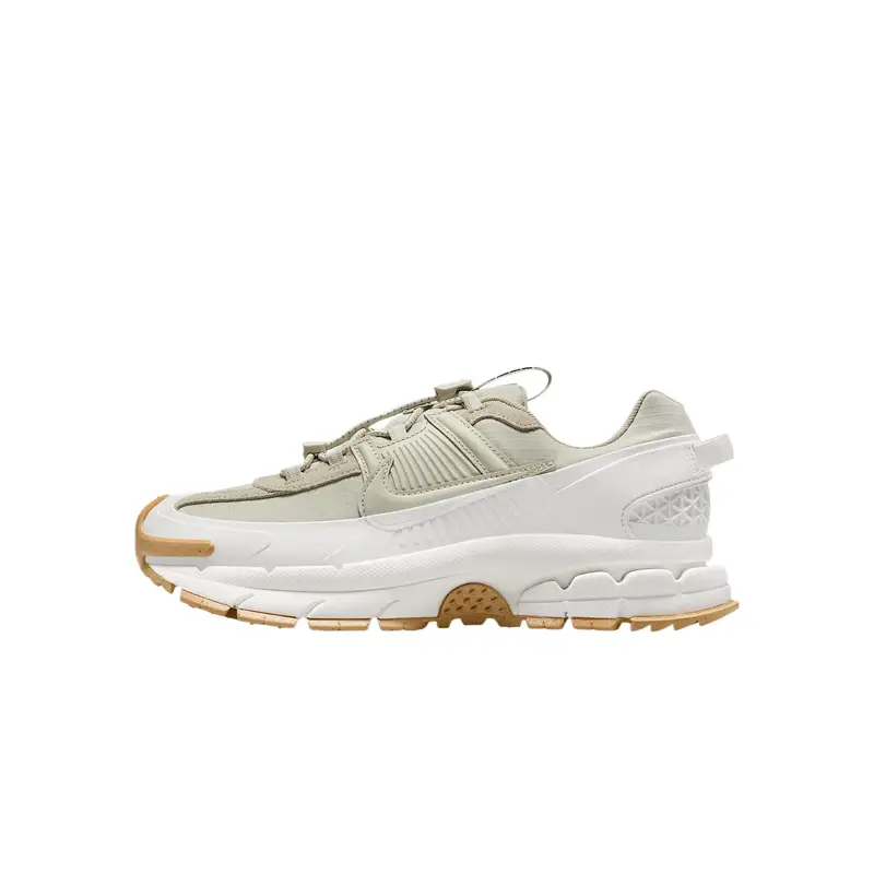 Nike Zoom Vomero 5 Roam Invernale Vela Pietra Chiara Gomma Scarpe da Ginnastica da Donna Crema Gomma-Marrone Chiaro Blu Racer HQ2181-100