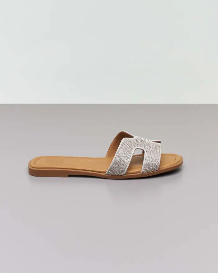 Ciabattina color argento in pelle con cut out laterali sulla fascetta rivestita in strass neri