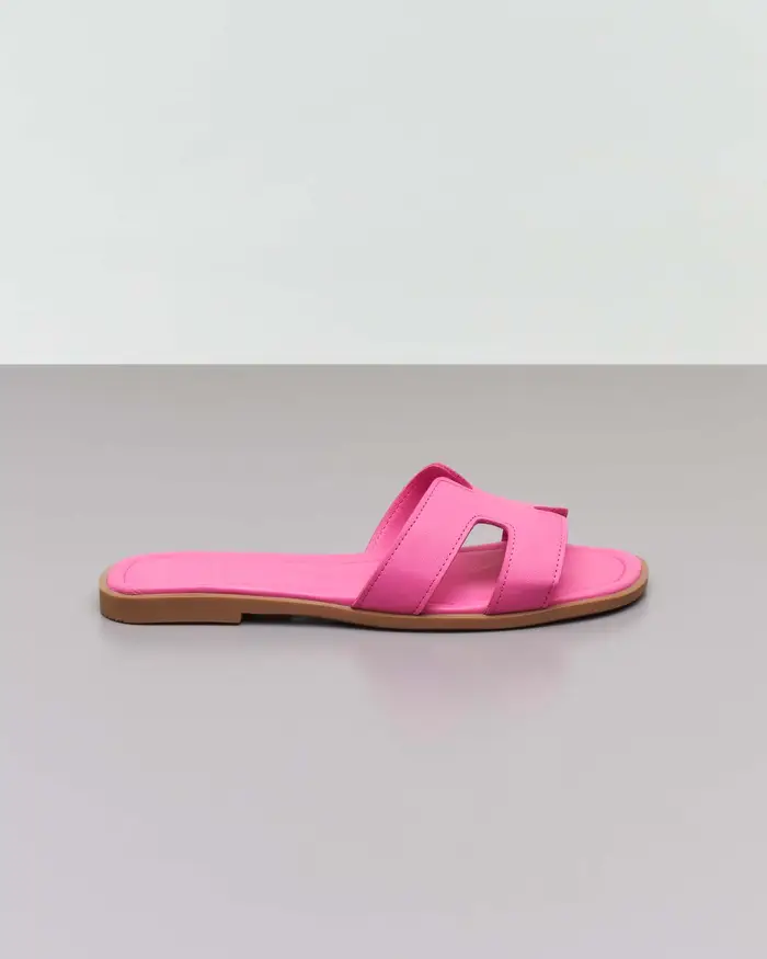 Ciabattina in pelle color fucsia con fascetta cut out laterali ed impunture in tono