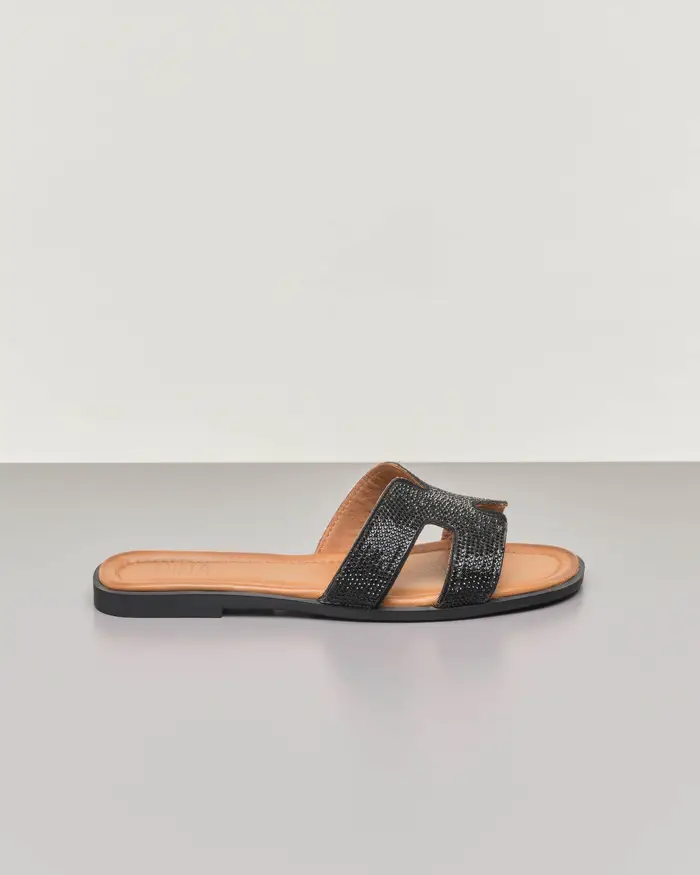 Ciabattina nera in pelle con cut out laterali sulla fascetta rivestita in strass neri