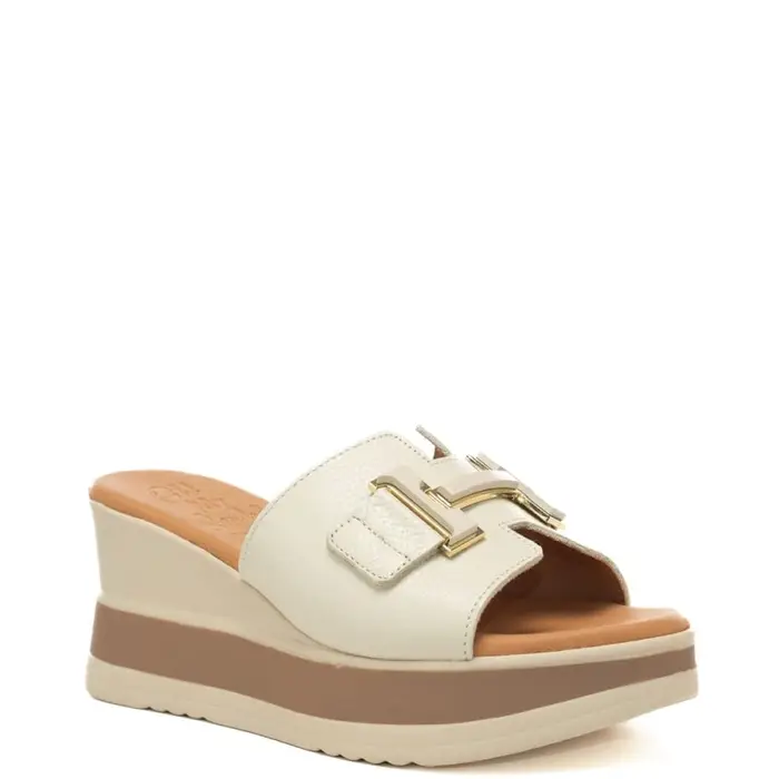 scarpe alte da donna con dettagli in metallo sul davanti crema