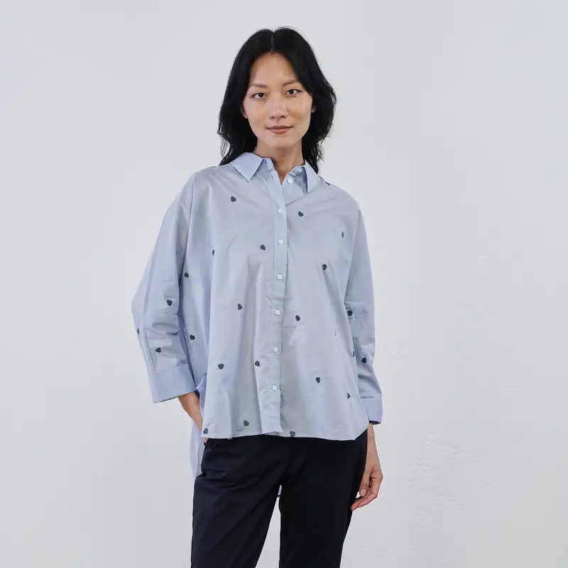 ONLY Camicia azzurra da donna in cotone con cuori ricamati