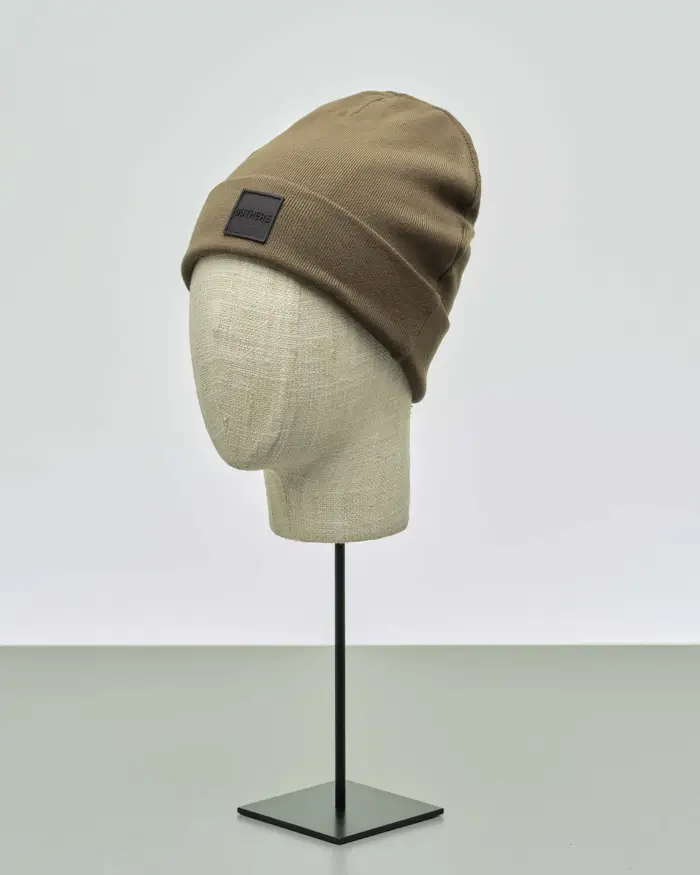 Berretto color fango in misto viscosa con risvolto e patch porta logo