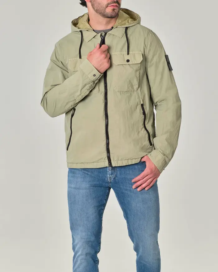 Giacca a vento verde salvia in nylon crinkle con colletto a camicia e cappuccio removibile