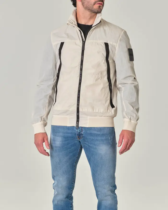 Giubbino bianco in nylon crinkle con ampie tasche oblique con doppio cursore e cappuccio estraibile