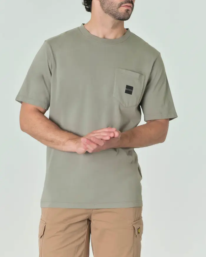 T-shirt mezza manica verde militare in cotone stretch con taschino sul petto e scritta sul retro nera