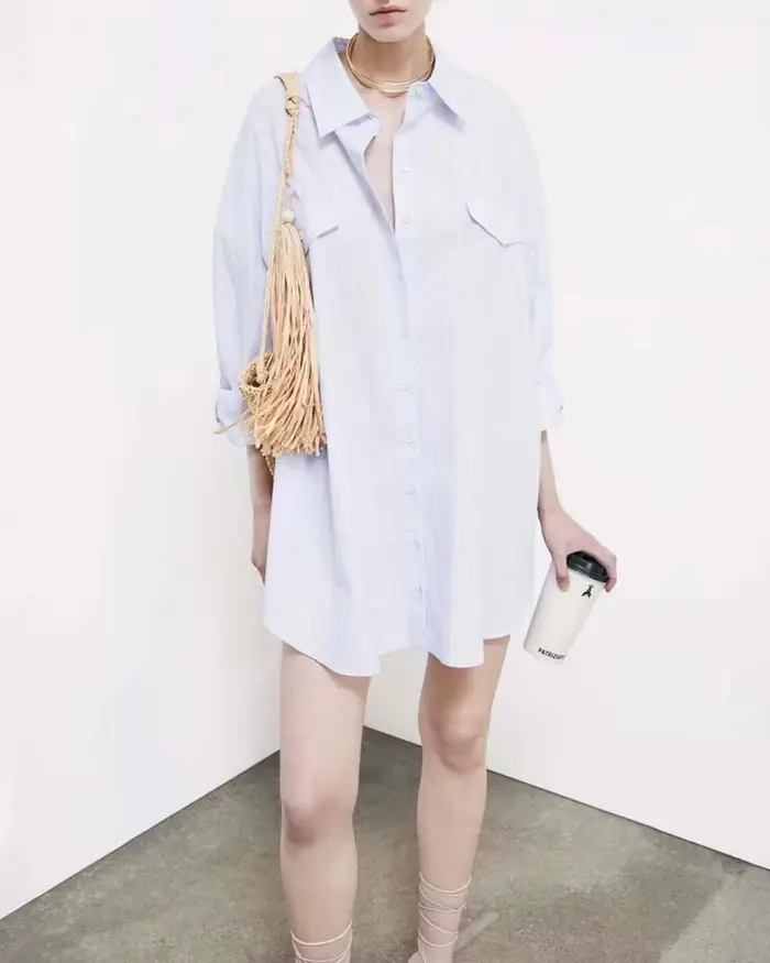 Abito chemisier oversize Patrizia Pepe in popeline a righe azzurre e bianche con logo