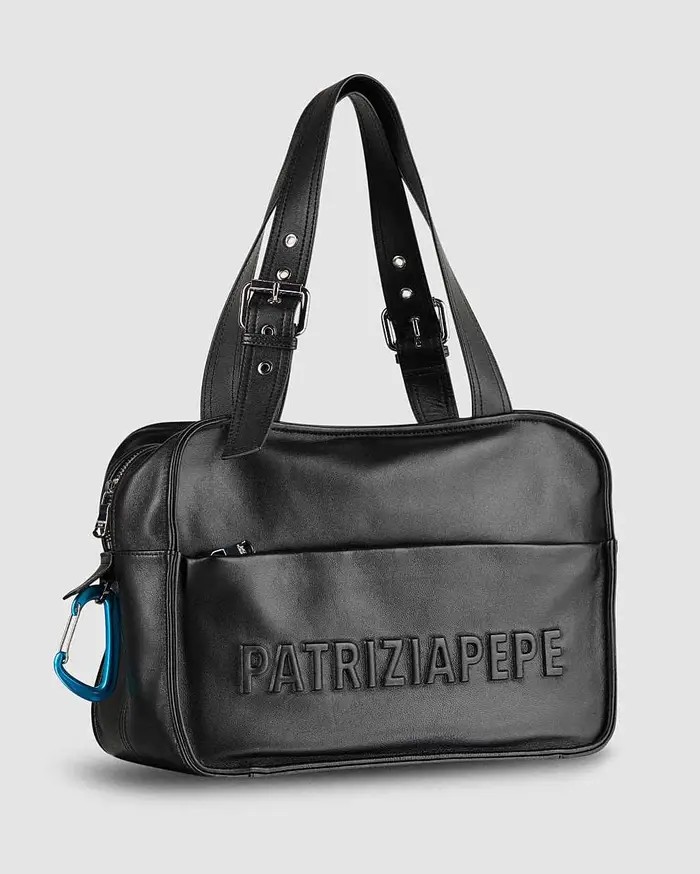 Borsa nera a bauletto Patrizia Pepe (IM)PERFECTION in pelle liscia con scritta logo a rilievo e manici regolabili