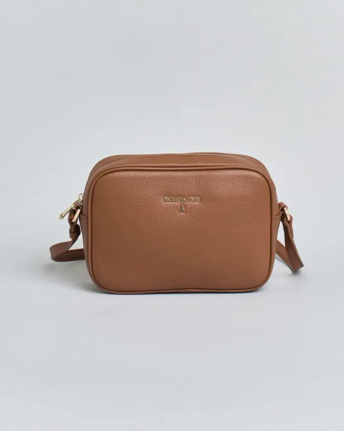 Patrizia Pepe Cross bag color cuoio in pelle effetto martellato con scritta logo dorata