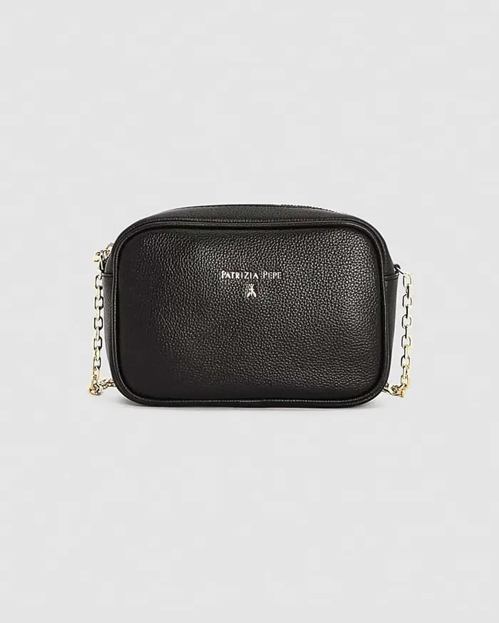 Patrizia Pepe Cross bag nera in pelle con catena dorata regolabile e scritta logo dorata sul davanti