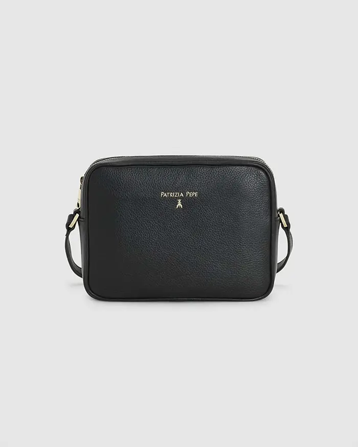 Patrizia Pepe Cross bag nera in pelle effetto martellato con scritta logo dorata sul davanti