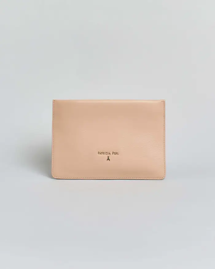 Patrizia Pepe Mini pochette color cipria con tracolla a catena dorata e logo