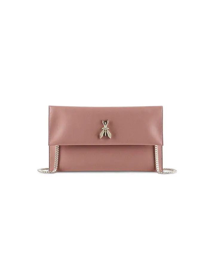 Patrizia Pepe Pochette color terracotta in pelle effetto laminata con tracolla a catena removibile e logo Fly argento
