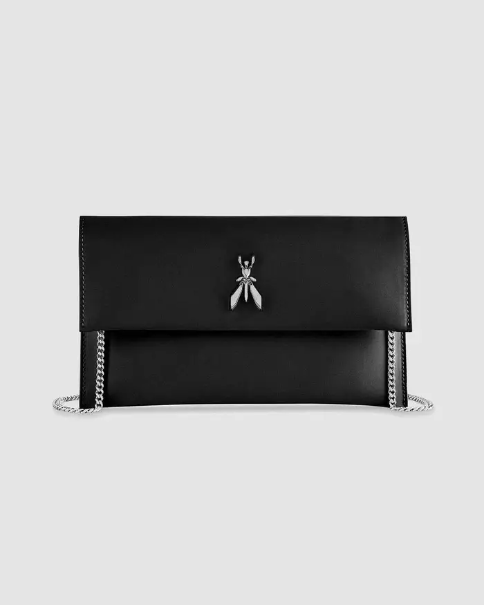 Patrizia Pepe Pochette in pelle nera con tracolla a catena removibile e logo Fly argentato