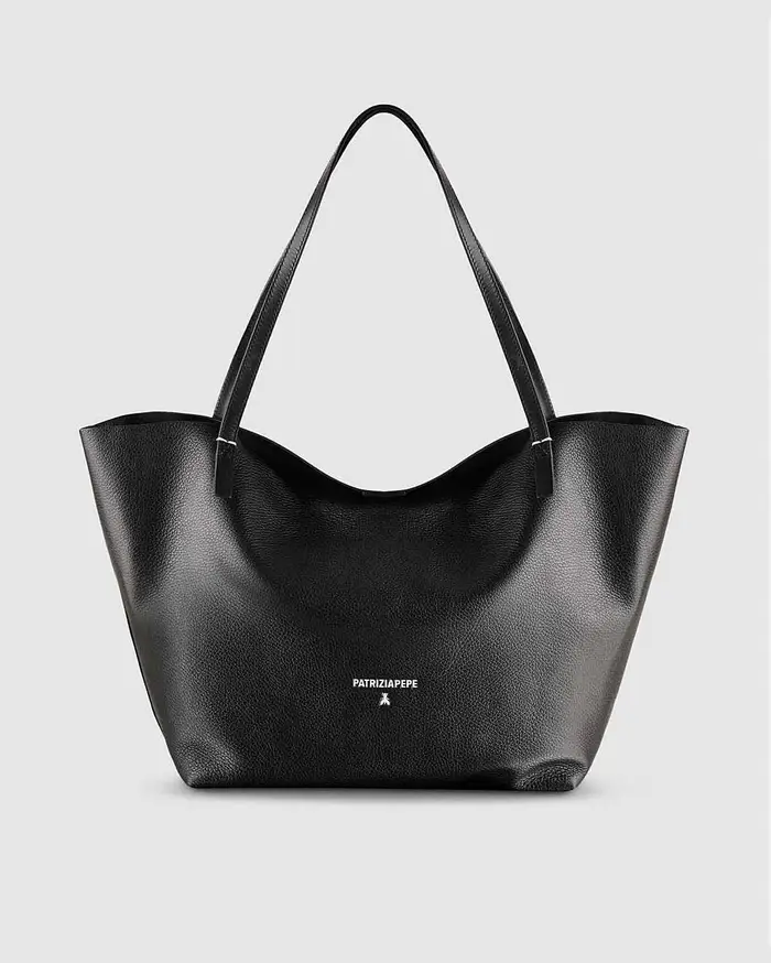 Shopping bag nera Never Complete Patrizia Pepe in pelle martellata con logo e punti di cucitura a contrasto