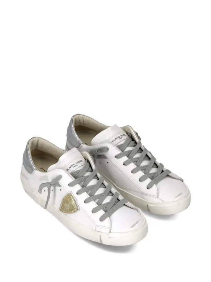 Sneakers in pelle con dettaglio dorato