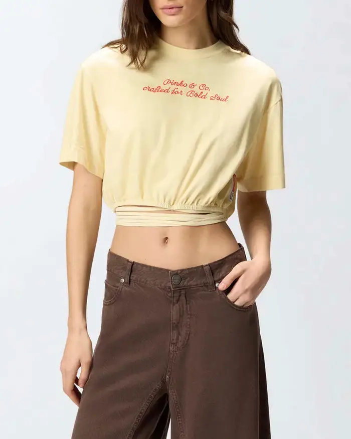 Crop top a mezza manica Pinko color burro in cotone con ricamo logo e stampa sul retro