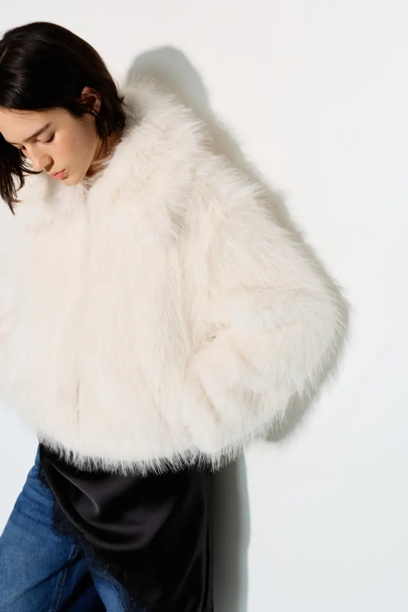 Pull&Bear Giacca In Pelliccia Sintetica Bianca Beige