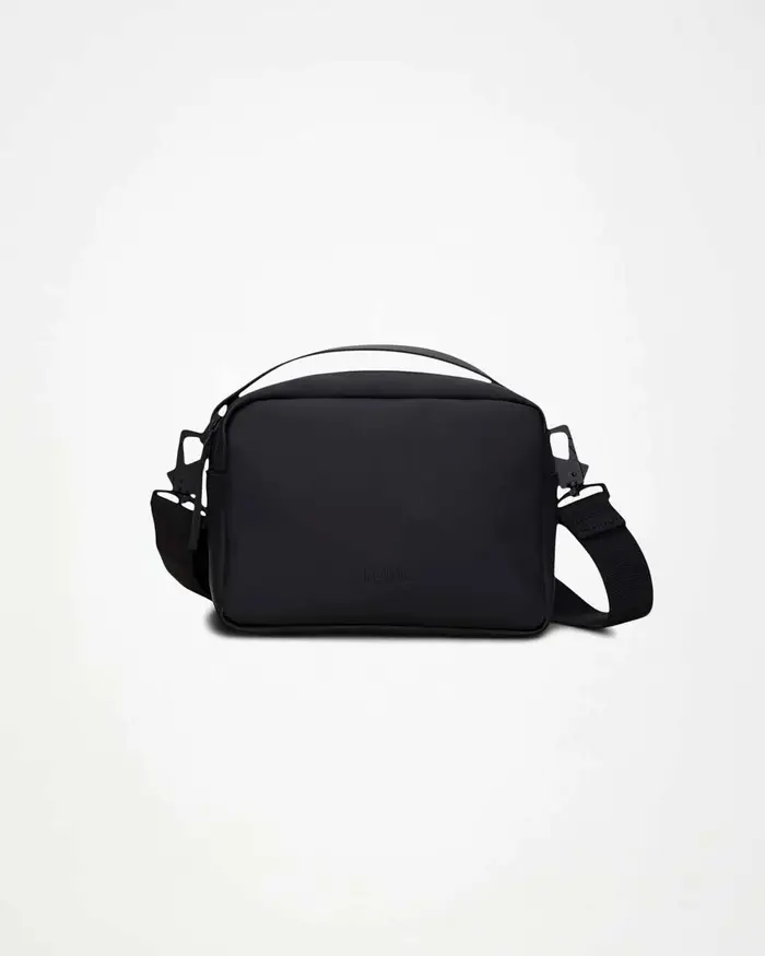 Rains Box Bag nera in tessuto impermeabile con tracolla regolabile