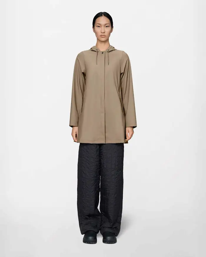 Rains Giacca antipioggia A-Line W Jacket beige svasata corta con cappuccio dotato di visiera e coulisse