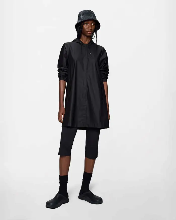 Rains Giacca antipioggia A-Line W Jacket nera svasata corta con cappuccio dotato di visiera e coulisse