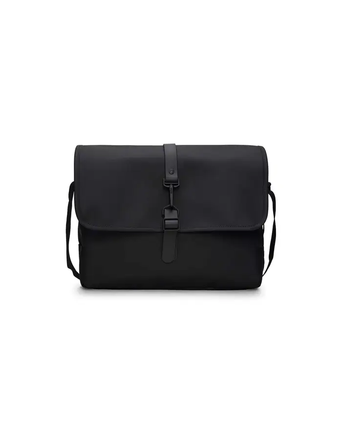 Messenger bag Rains nera in tessuto tecnico impermeabile effetto gommato con chiusura a moschettone sulla patta e tracolla removibile