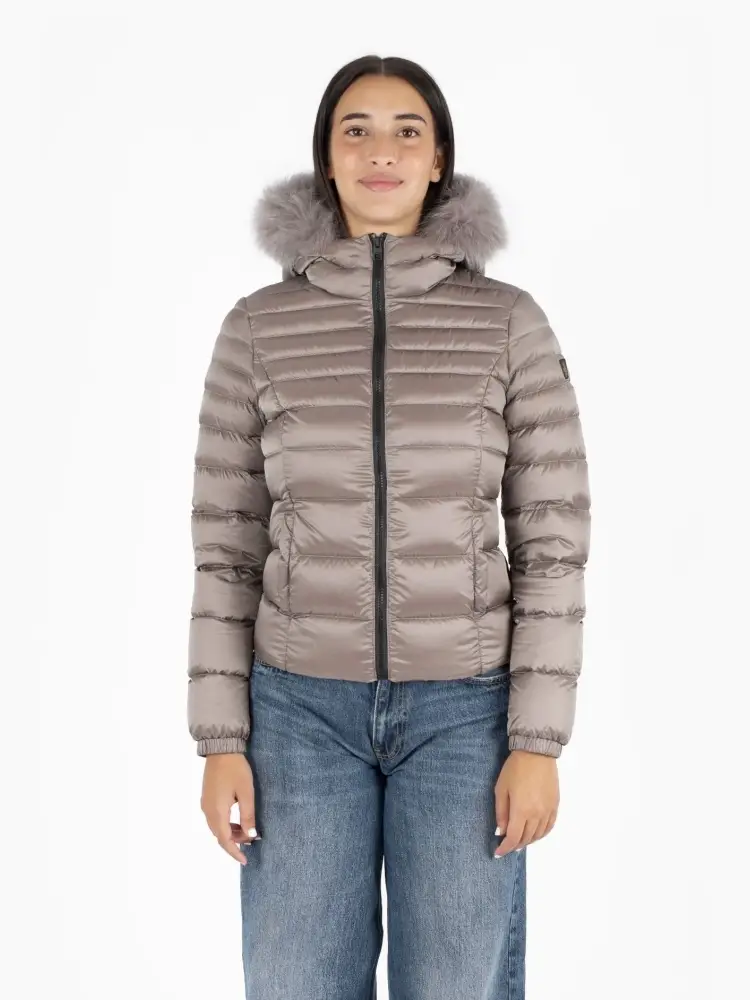 giubbotto grigio donna con cappuccio e pelliccia logo sul braccio