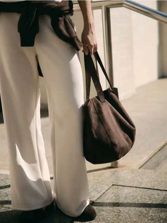 Reserved Borsa shopper in finta pelle scamosciata - marrone scuro