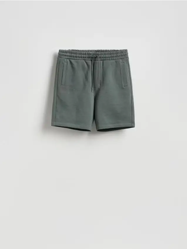 Reserved Pantaloncini tuta regular fit - verde pallido
