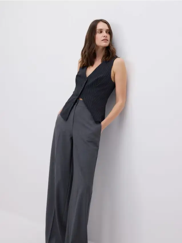 Reserved Pantaloni a gamba ampia con piega stirata - grigio chiaro