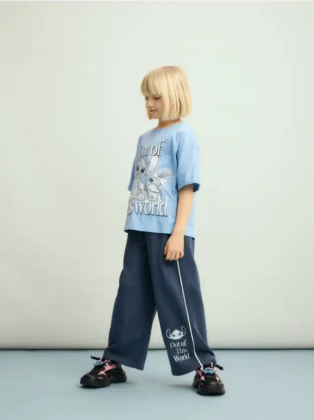 Reserved Pantaloni con portachiavi Lilo e Stitch - blu scuro